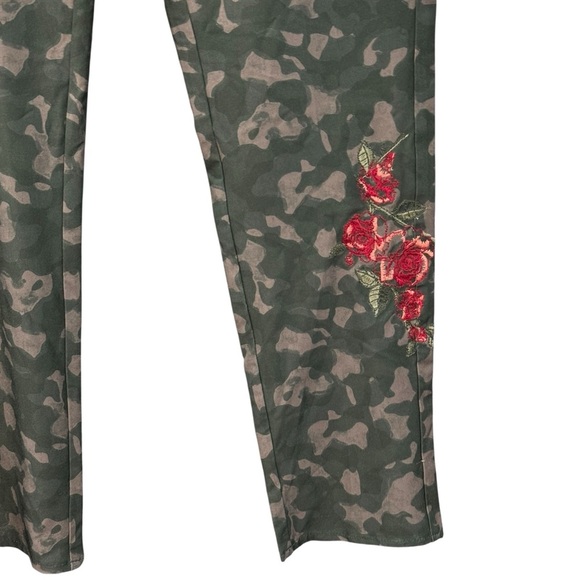 Greg Norman Camo Cargo Pants Embroidered Roses Green Stretch Size 6 - Picture 3 of 7
